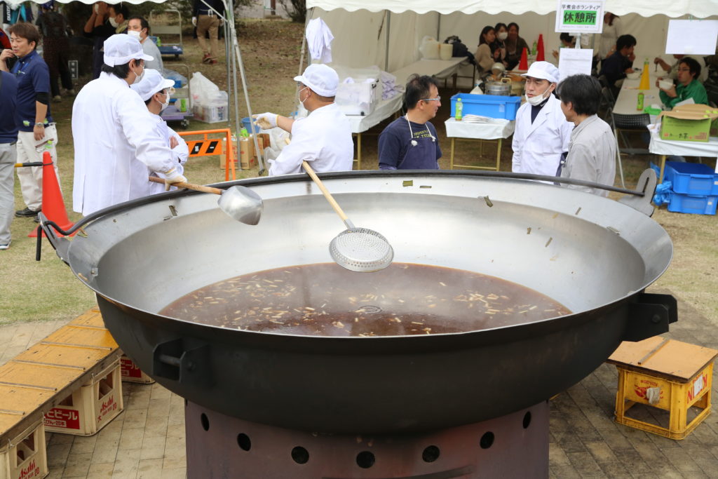 「天平の芋煮会」　材料は地元産で