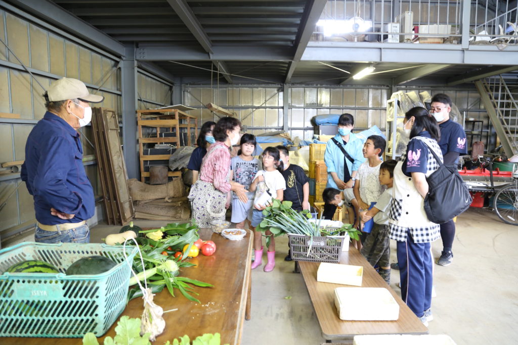 放課後等デイサービス児童　初の収穫体験に歓声　小山市の森田さん夫妻