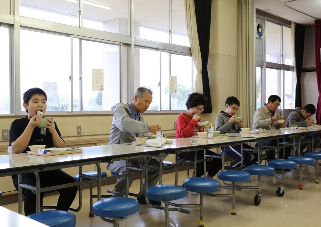 甘いね「生井っ子」　児童と交流給食会