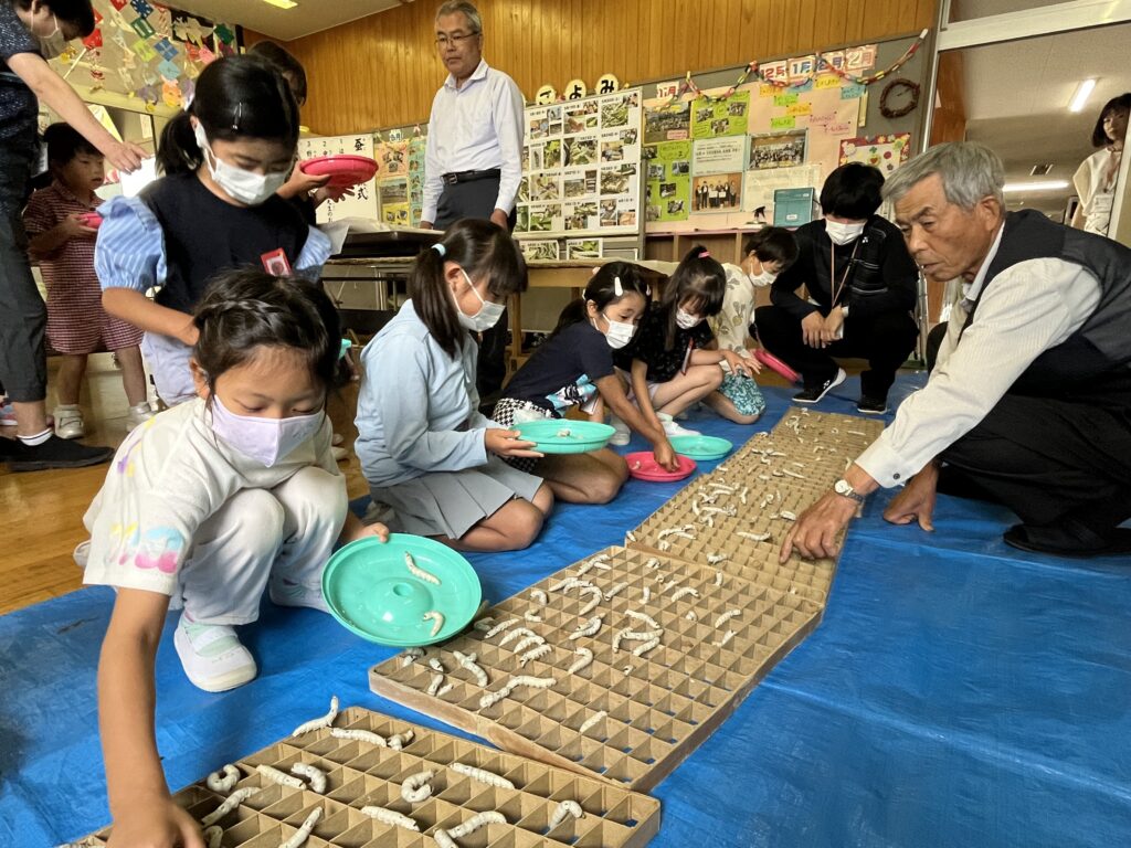 蚕の引っ越し手伝う　児童が上蔟を体験