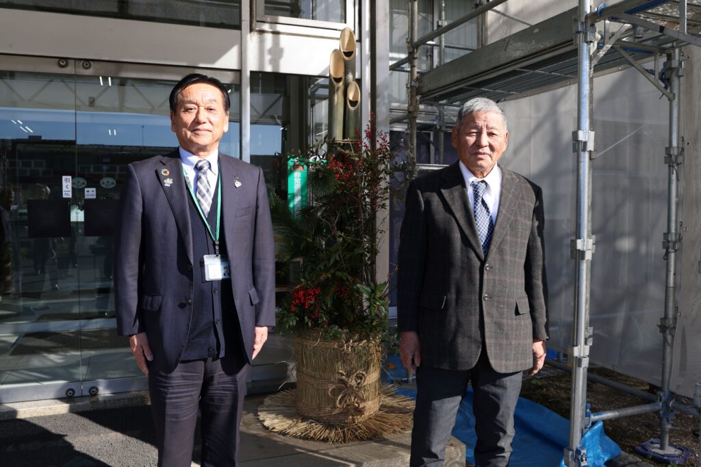 本店へ寄贈の手作り門松飾る